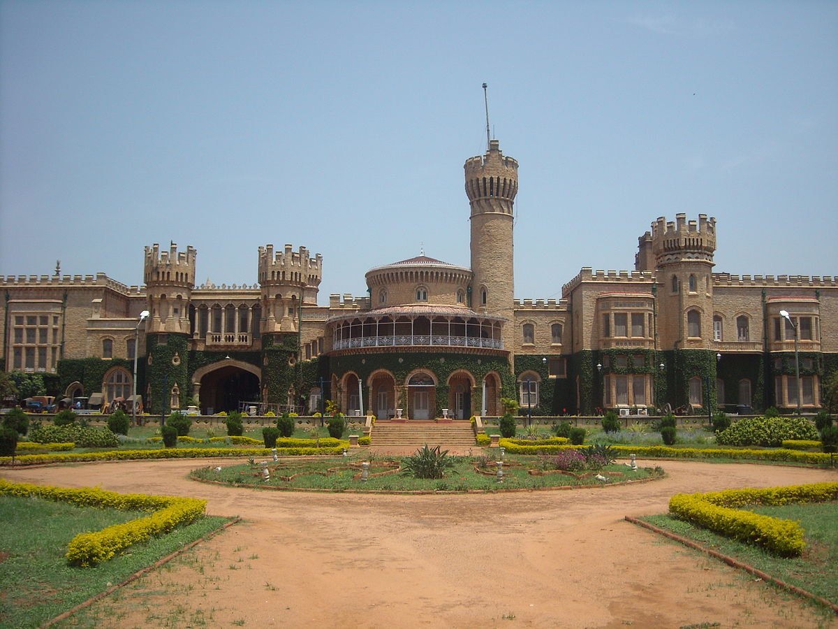 https://upload.wikimedia.org/wikipedia/commons/thumb/8/8d/Bangalore_palace.jpg/1200px-Bangalore_palace.jpg