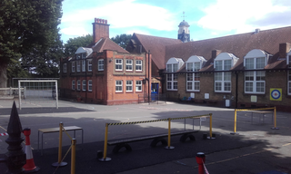 <span class="mw-page-title-main">Barclay Primary School</span> Academy in London