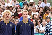 Deutsch: Beachvolleyball bei den Olympischen Jugendspielen 2018; Tag 11, 17. Oktober 2018; Jungen, Medaillenzeremonie - Gold: Schweden (David Åhman & Jonatan Hellvig), Silber: Niederlande (Matthew Immers & Yorick de Groot), Bronze: Argentinien (Bautista Amieva & Mauro Zelayeta) English: Beach volleyball at the 2018 Summer Youth Olympics at 17 October 2018 – Boys Victory ceremony - Gold: Sweden (David Åhman & Jonatan Hellvig), Silver: Netherlands (Matthew Immers & Yorick de Groot), Bronze: Argentina (Bautista Amieva & Mauro Zelayeta)