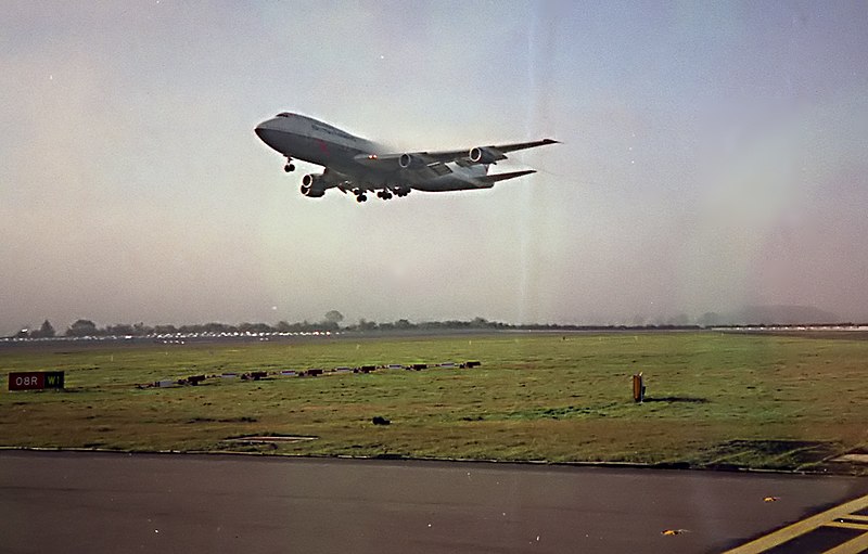 File:Behind the landing 747, line up - Gatwick 1997.jpg