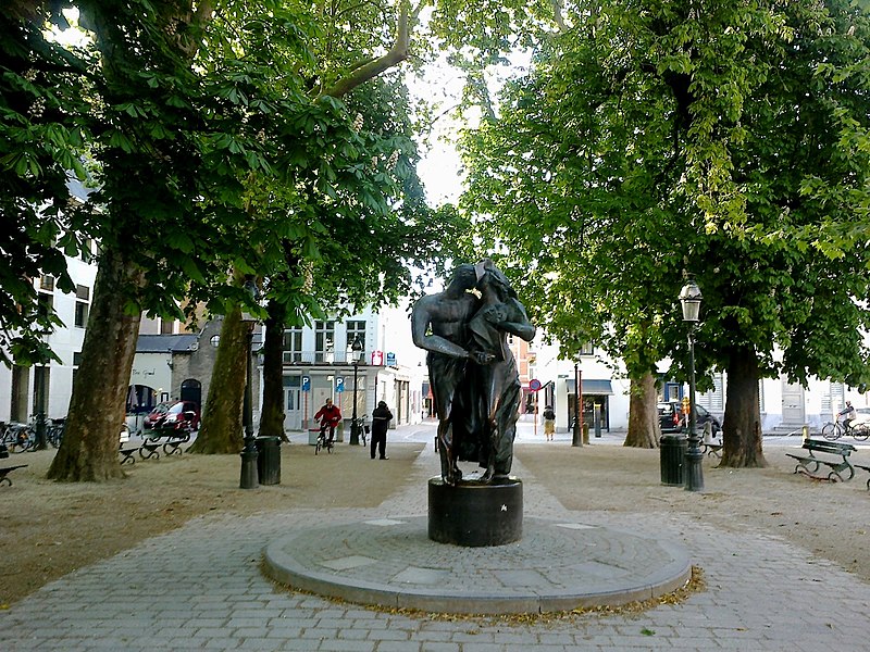 File:Belgique Bruges Place Bourg Statue Amoureux - panoramio.jpg