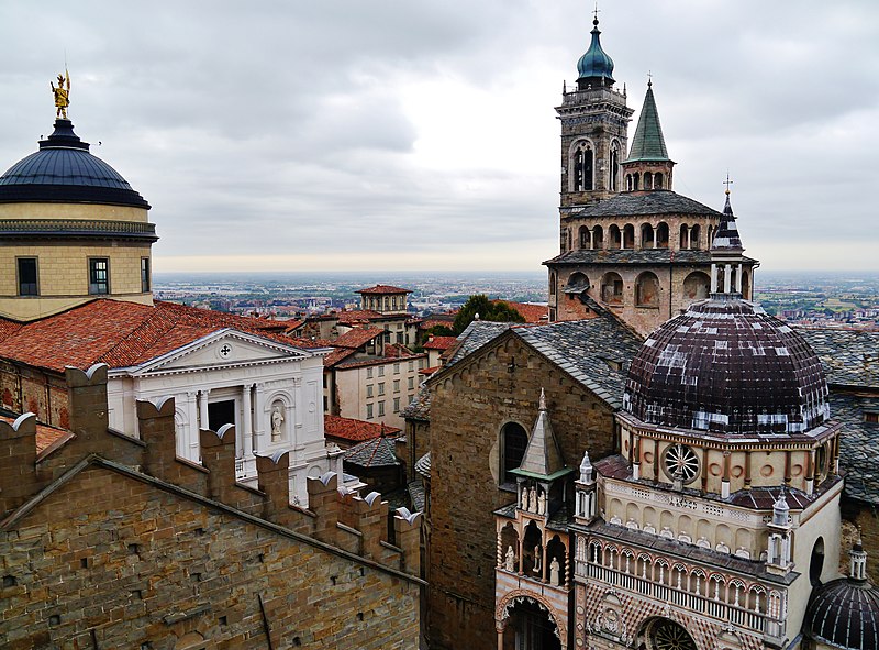 File:Bergamo Campanone Blick auf die Cattedrale Sant'Alessandro in Colonna & Basilica di Santa Maria Maggiore 1.jpg