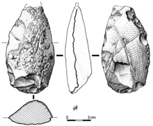 Simple Acheulean hand axe made from a large quartzite flake (direction of knapping: lateral) Bifaz sobre lasca.png