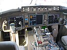 Boeing 757 and Boeing 767 optional cockpit upgrade[৪] EICAS at the center-left