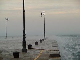 Gli effetti della Bora sul molo Audace di Trieste nel febbraio 2011