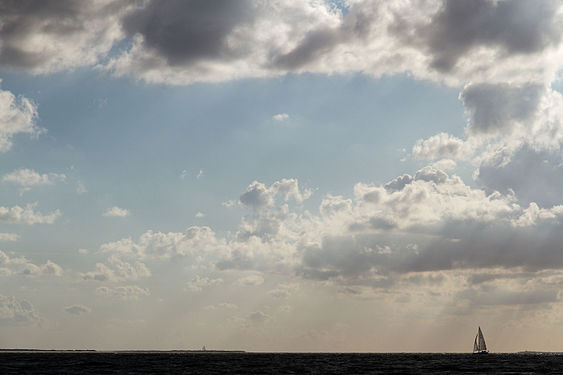 Segelboot vor dem Südstrand von Borkum