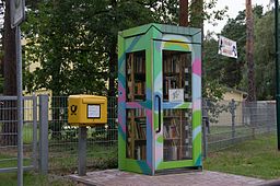 Liten "bibliotek" i en tidigare telefonkiosk i ortens centrum.