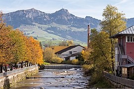 Brennerei Appenzeller Alpenbitter an der Sitter, im Hintergrund der Hohe Kasten