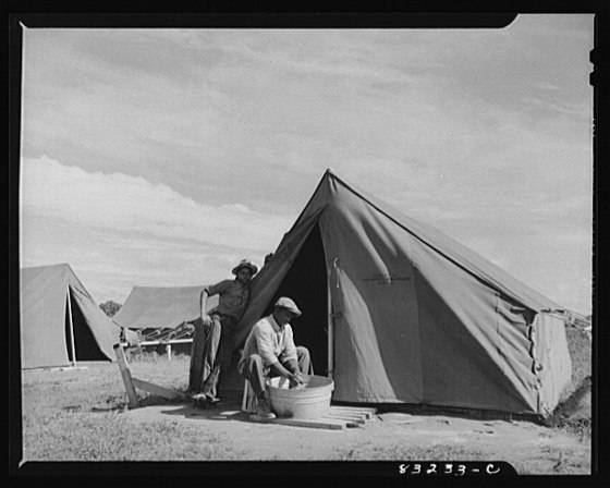 File:Bridgeton, New Jersey. FSA (Farm Security Administration) agricultural workers' camp. Washing clothes LCCN2017823076.tif