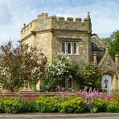 Broadmoor Lodge (geograph 5427193) (cropped).jpg