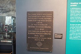 Plaque commémorant les Brunel père et fils, à l'entrée du tunnel.