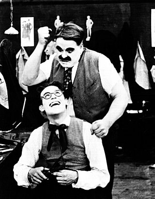 Description de l'image Bud Jamison and Harold Lloyd in Over the Fence (1917).jpg.