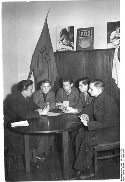 File:Bundesarchiv Bild 183-10203-0001, Berlin, "Haus der Jugend", FDJler Interview gebend.jpg