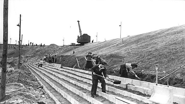 Members of the FDJ working on the construction site in May 1951.