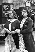 שתי נשים יהודיות בפריז הכבושה ביוני 1942, עונדות טלאי צהוב, שבועות ספורים לפני המעצר ההמוני
