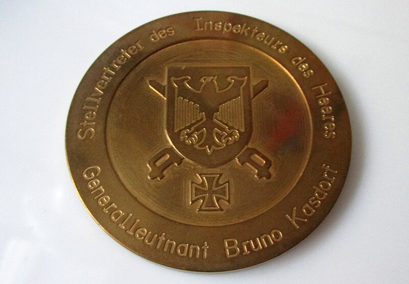 File:Bundeswehr Auszeichnung - Messingehrenmedaillie -vom Stellvertreter des Inspekteurs des Heeres - Generalleutnant Bruno Kasdorf - Frontseite - Bild 001.jpg