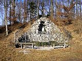 Lourdesgrotte im Südwesten der Hauptburg