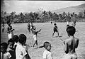 COLLECTIE TROPENMUSEUM Kinderen spelen honkbal op een voetbalveld Celebes TMnr 10029354.jpg