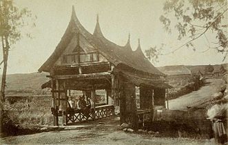 Overdekket bro på Vest-Sumatra, Indonesia (fotografert i perioden 1877-1879)