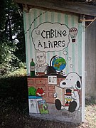 Une cabine téléphonique transformée en cabine à livres à Moulédous (Hautes-Pyrénées)