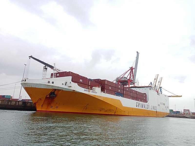 File:Car carrier GRANDE ANGOLA au port.jpg