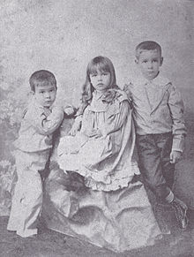 Caridad Mercader y sus hermanos, hacia 1895 - 'Ramón Mercader, mi hermano' (Luis Mercader y Germán Sánchez).jpg