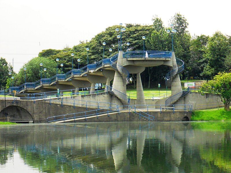 File:Cascada Parque Simón Bolívar.JPG