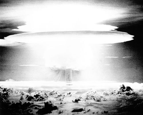 ניסוי בפצצת מימן בעוצמה של 15 מגהטון על ידי ארצות הברית בשנת 1955. צולם ממרחק 125 ק"מ מהפיצוץ.