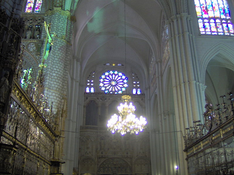 File:Catedral de Toledo - Interior y vidrieras.jpg