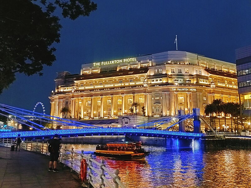 File:Cavenagh Bridge and The Fullerton Hotel, Singapore.jpg