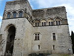 Западный фасад замка Адемар.JPG