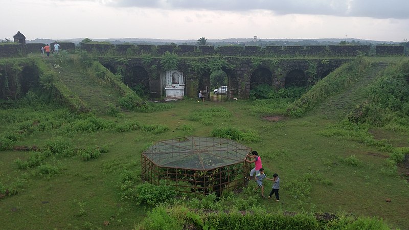 File:Chapora Fort - Bardez (inside the fort).jpg