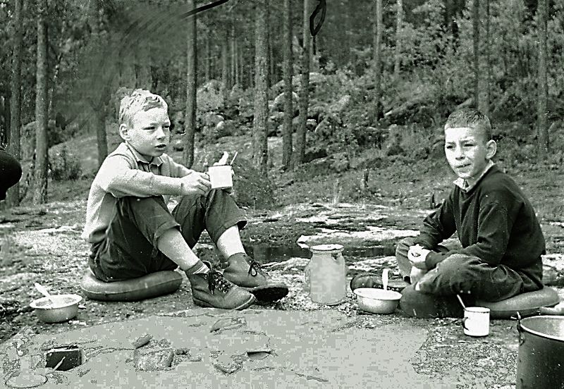 File:Children at dinner.jpg