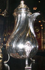 Stříbrný džbán na horkou čokoládu (Lille, 1779), Victoria and Albert Museum, Londýn.