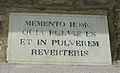 Iscrizione di memento mori sul portale di un cimitero a Firenze in cui si vede la scritta in latino che dice: "Ricordati, uomo, che polvere sei e polvere ritornerai"