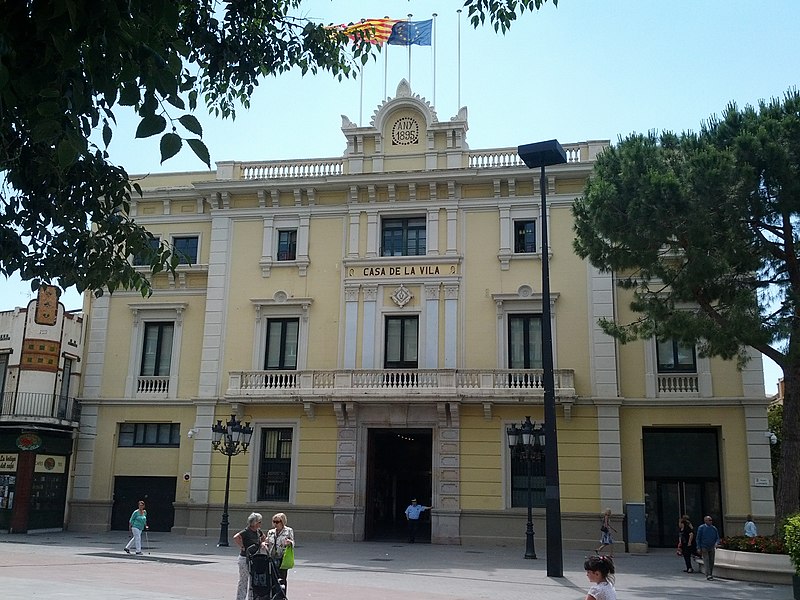 File:City hall (18095015474).jpg