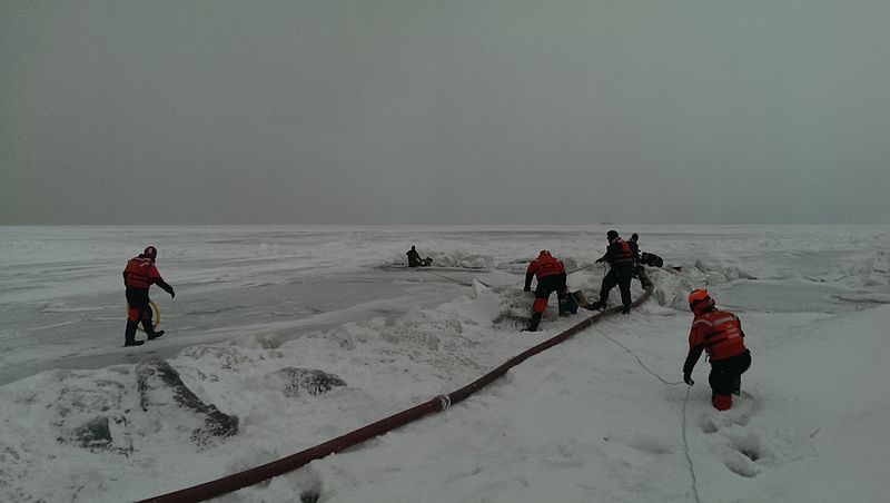 File:Coast Guard, Chicago Fire Department conduct ice rescue on Lake Michigan 140102-G-ZZ999-729.jpg