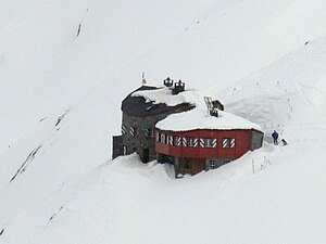 Corvatsch'tan inişte Coazhütte'nin görünümü