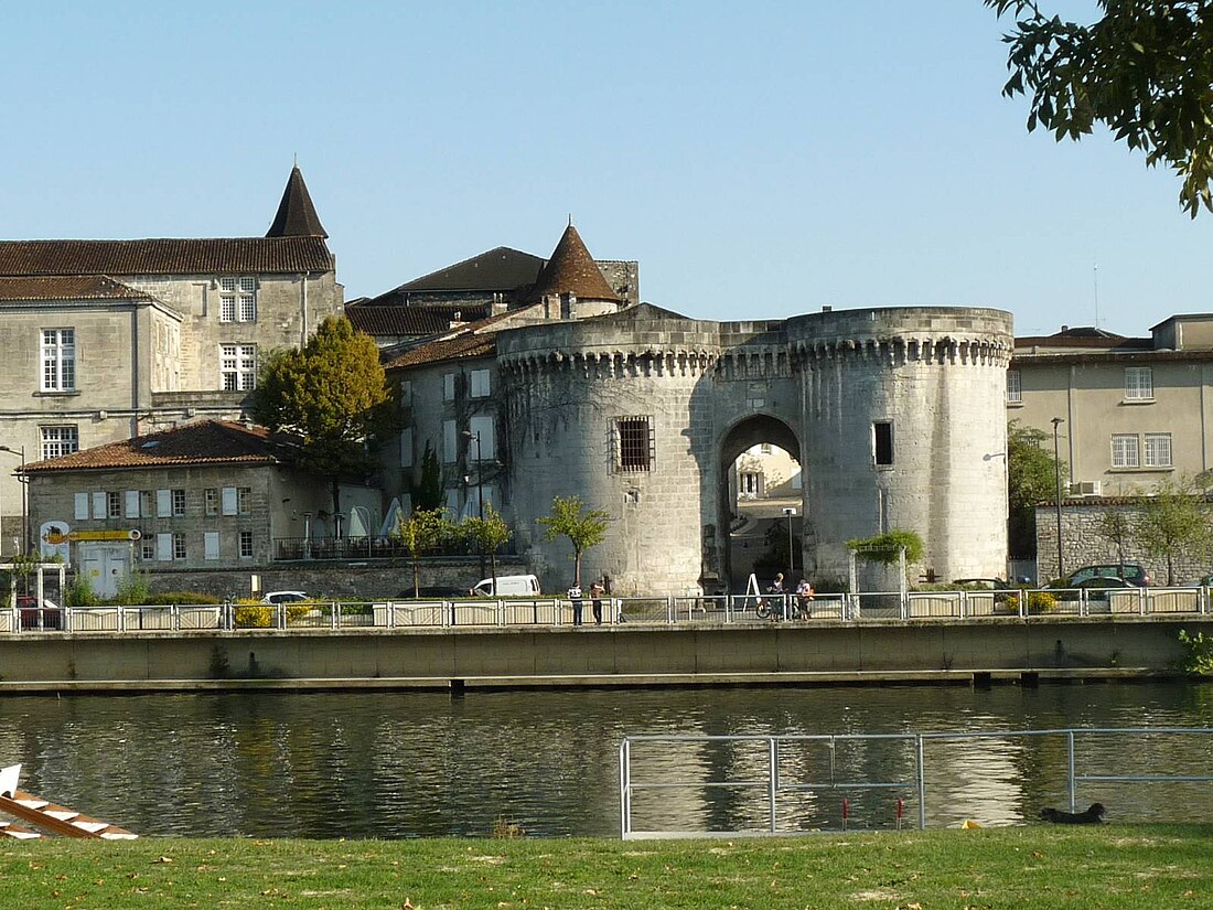 Porte et tours du Vieux-Port de Cognac