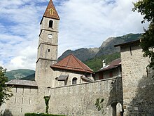 Colmars - Enceinte - Chevet et clocher de l'église Saint-Martin et porte des Glacis.JPG