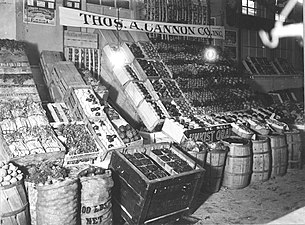 Combined wholesale and retail stand in Center Market 1915.jpg