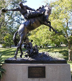 Texas State Capitol-.JPG önündeki kovboy anıtı