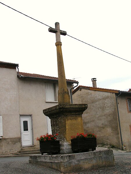 File:Croix à Arthun.jpg