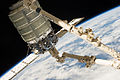 Cygnus po zachytení ramenom Canadarm2