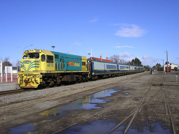 Image: DCP4818 and SW set at Carterton station with Waiararapa Connection