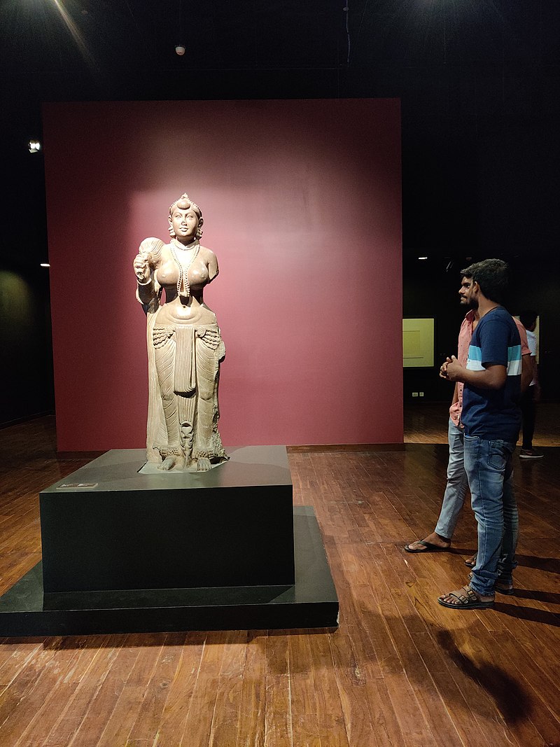 File:Didarganj Yakshi with male admirers.jpg - Wikimedia Commons