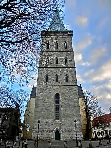 Die evangelisch-lutherische Kirche St. Katharinen ist eine spätgotische Hallenkirche in der Osnabrücker Altstadt. Ihr weithin sichtbarer Turm, der seit Jahrhunderten das Stadtbild prägt, ist 103 m hoch. - panoramio.jpg