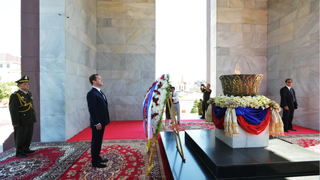 ไฟล์:Dmitry_Medvedev_at_the_Independence_Monument,_Phnom_Penh.png