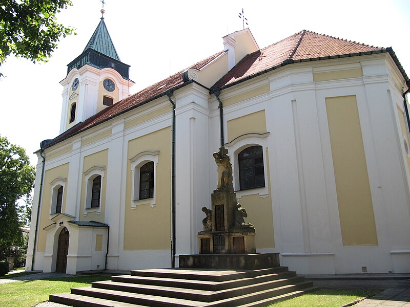 File:Dolní Bojanovice, kostel a pomník.jpg