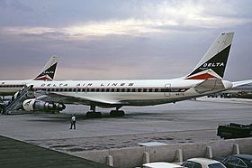 Le DC-8 de Delta Air Lines à l'aéroport d'Orlando.